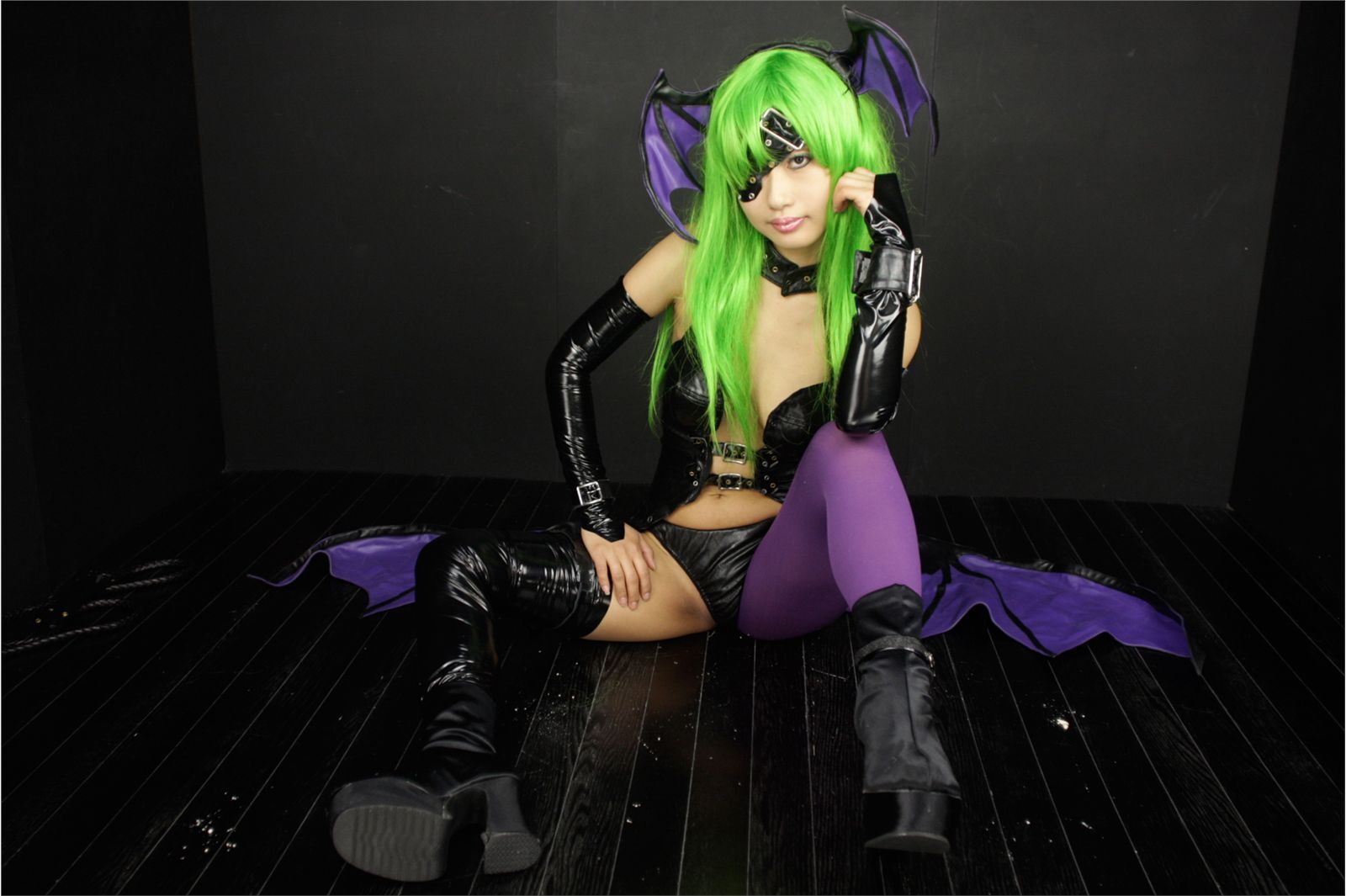 [Cosplay]  Darkstalkers  Morrigan with great body in latex